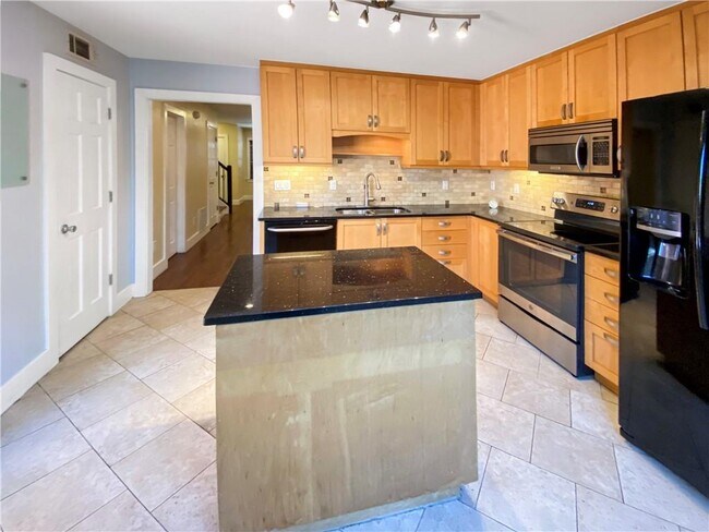 Building Photo - 877 Lenox Oaks Cir NE