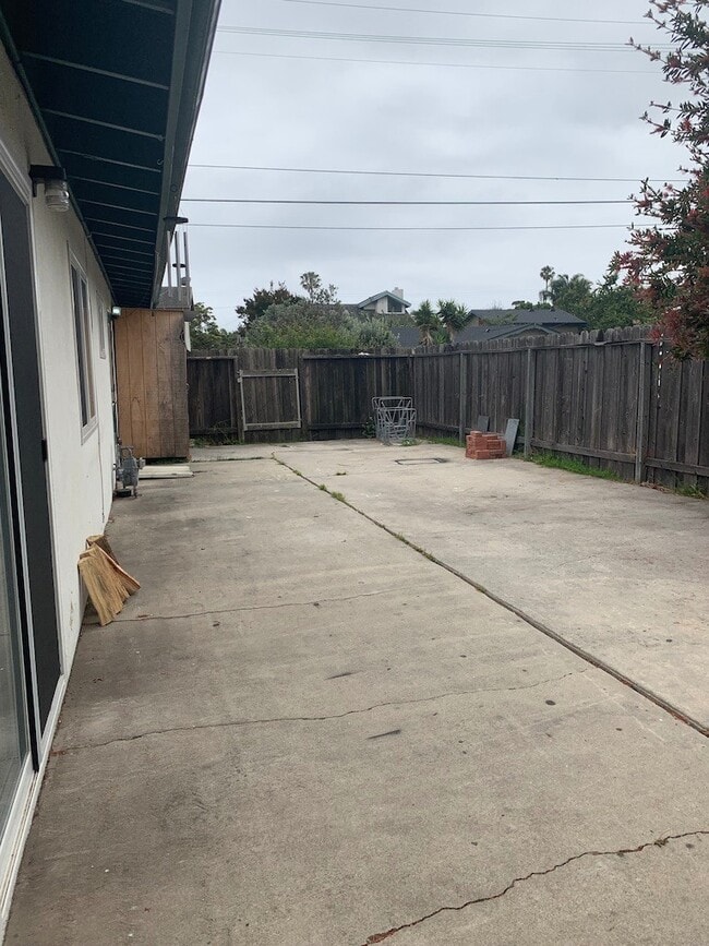 Building Photo - 925 Camino Lindo