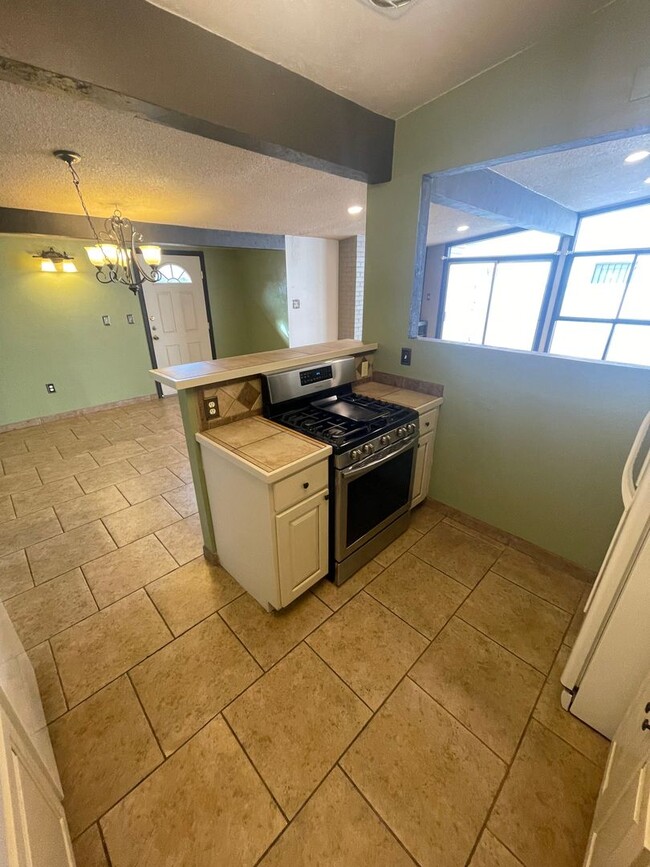 Building Photo - Beautifully Updated 3 Bedroom/2 Bathroom H...