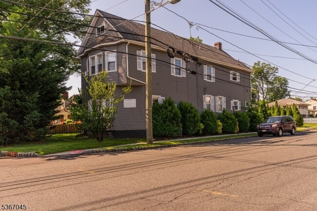 Building Photo - 128 E Grove St