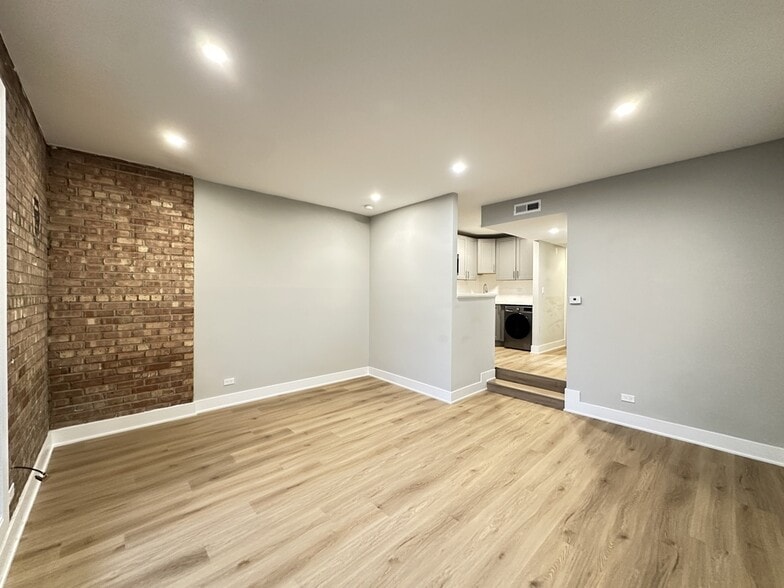 Building Photo - 1225 N La Salle Dr