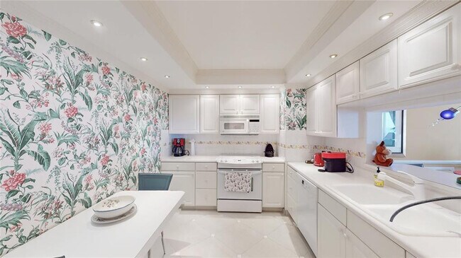 Building Photo - 1149 Hillsboro Mile