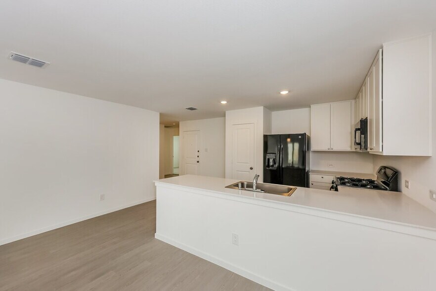 Building Photo - 2221 Crested Saguaro St