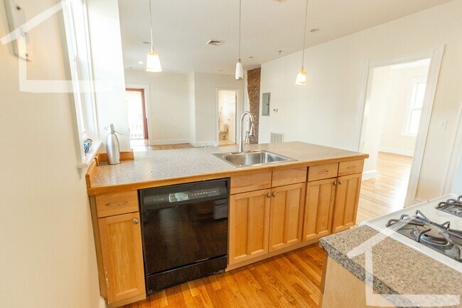 Building Photo - No Brokers Fee, Pets Friendly, Eat-in Kitchen, Big Bedrooms, Laundry on a Site