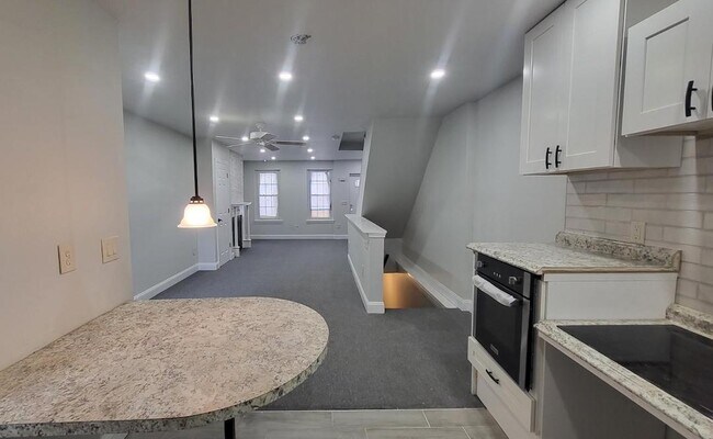 Building Photo - 131 N Hobart St