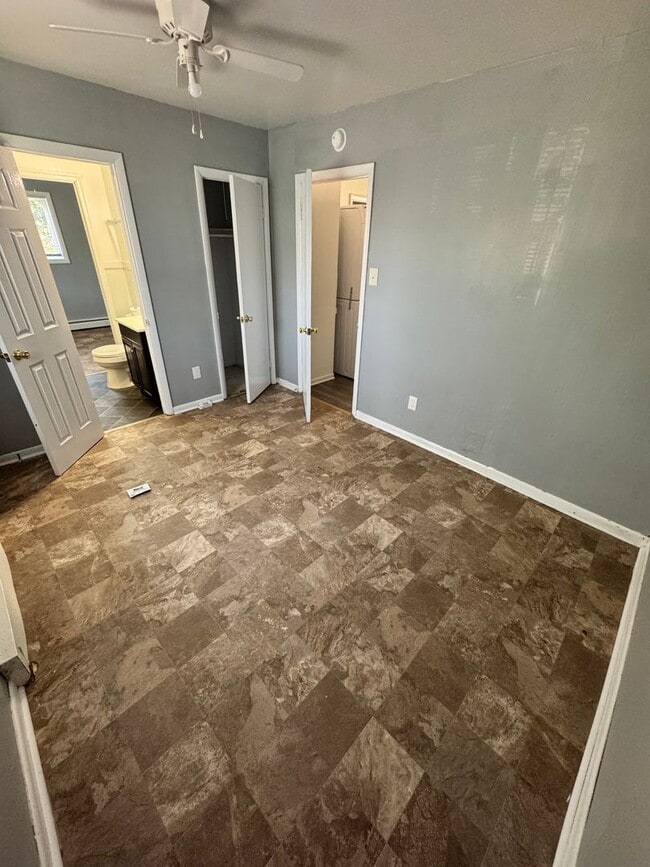 Building Photo - Cozy 3 bed 1.5 bath with Backyard