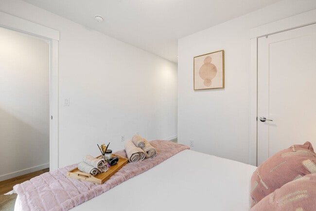 Building Photo - 620D 10th Ave E