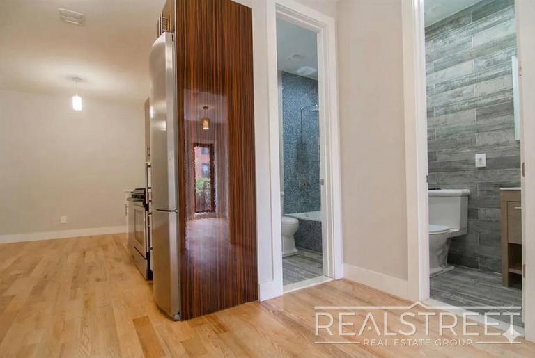 Building Photo - Putnam Avenue