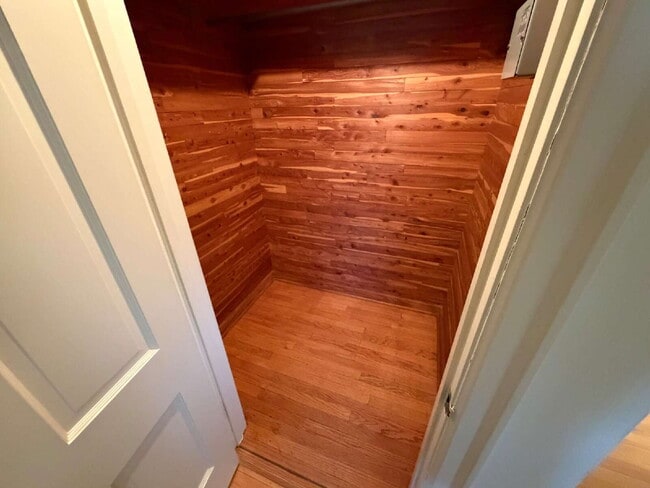 Building Photo - Beautiful two bedroom/1 bathroom with Original Details