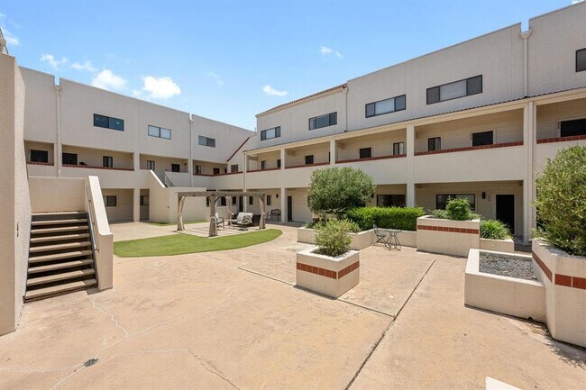 Building Photo - 2605 Enfield Rd