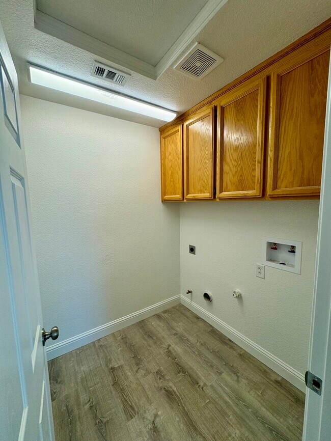 Building Photo - 3 bedroom 2 bath beautiful home in West Sac