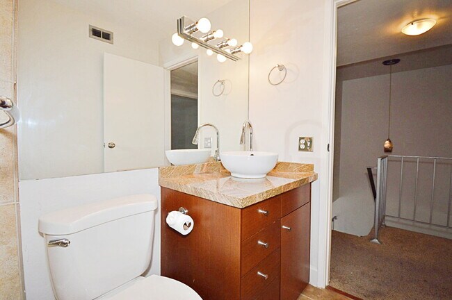 Building Photo - "Discover Your Oasis: Spacious 3-Bed Condo with Granite Touches in Palm Springs!"