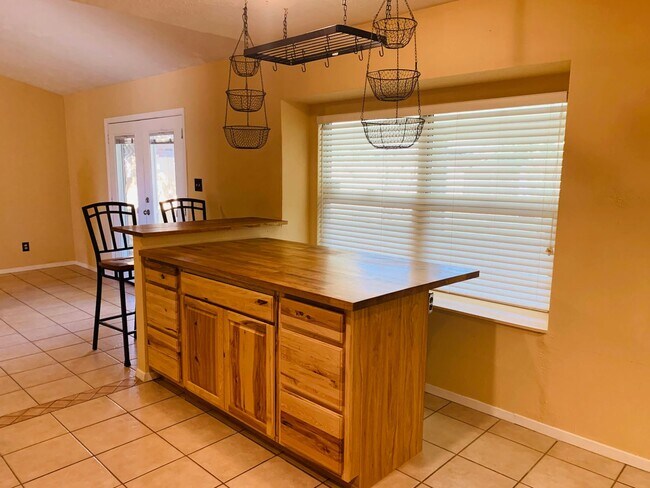 Building Photo - Move-In Ready 3-Bedroom in Sought-After Al...