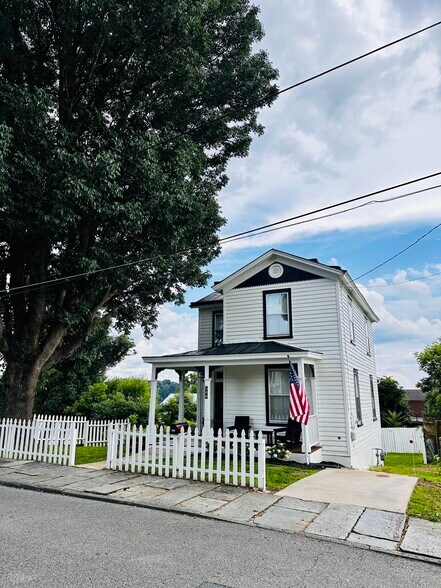 Building Photo - 208 F St
