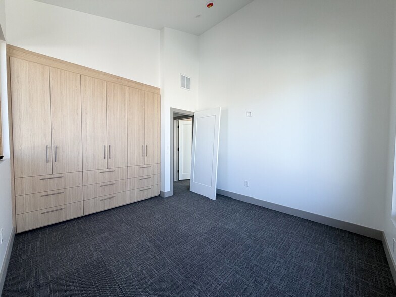 Bedroom 1 - 806 S Jefferson St