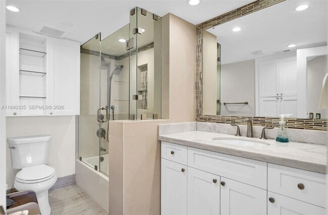 Building Photo - 801 N Venetian Dr