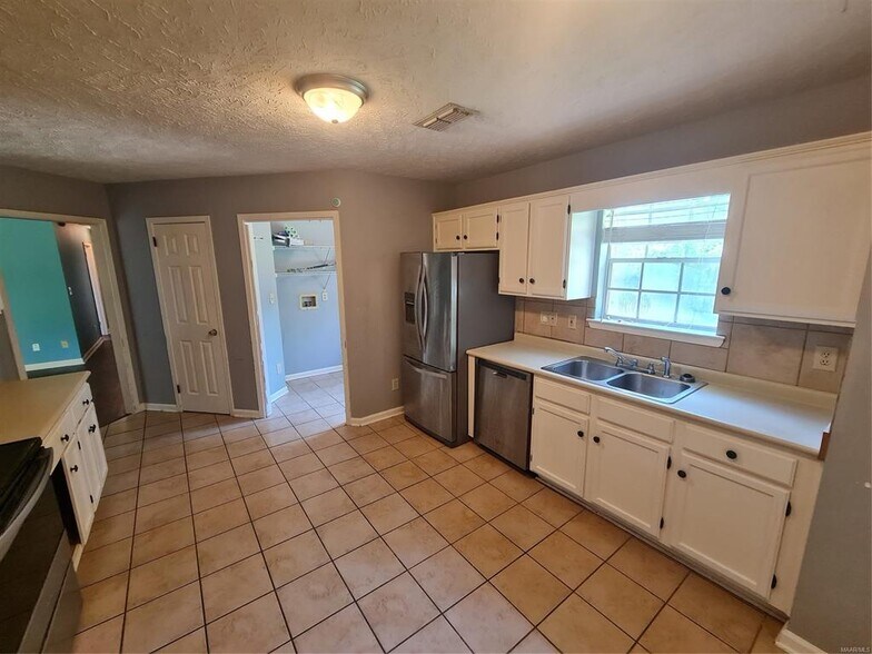 Building Photo - 3661 Horseshoe Cir