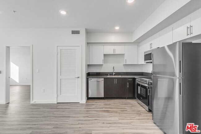 Building Photo - 3567 Chesapeake Ave