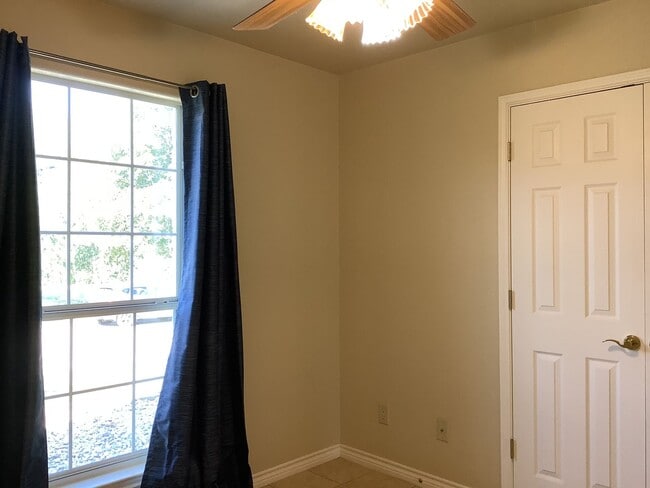 Building Photo - 409 S Rhomberg St