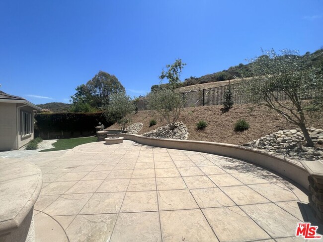 Building Photo - 4566 Via Del Rancho