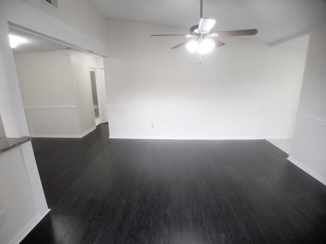 Building Photo - Beautiful second floor 1/1 Condo x Rent @ ...