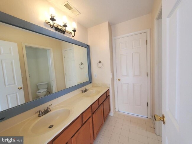 Building Photo - 5 Bandcroft Dr
