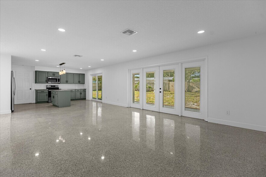 Building Photo - 641 Sherwood Dr