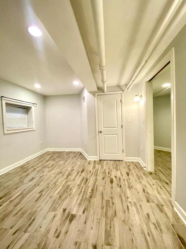 Building Photo - 1721 W Bryn Mawr Ave