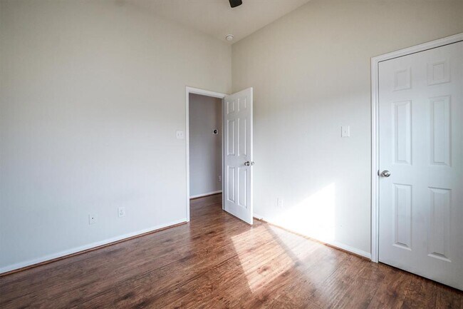 Building Photo - 10902 Barker View Dr