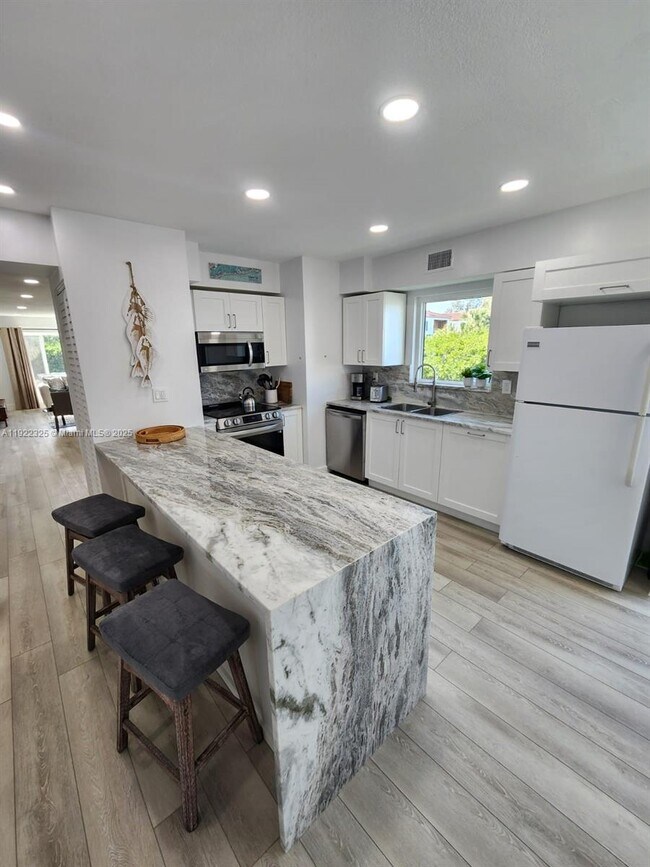 Building Photo - 3320 Gulf of Mexico Dr