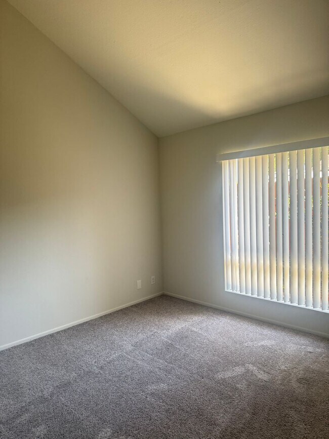 Building Photo - 4 Bed/3Bath
