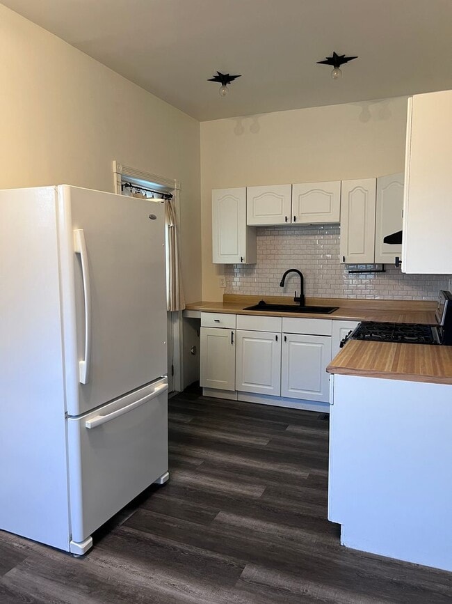 Building Photo - 3 Bedroom 2 Bathroom
