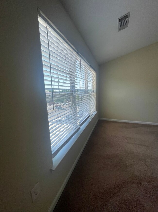 Building Photo - 18-1825 Whittaker