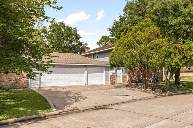 Building Photo - 2114 Briargreen Dr