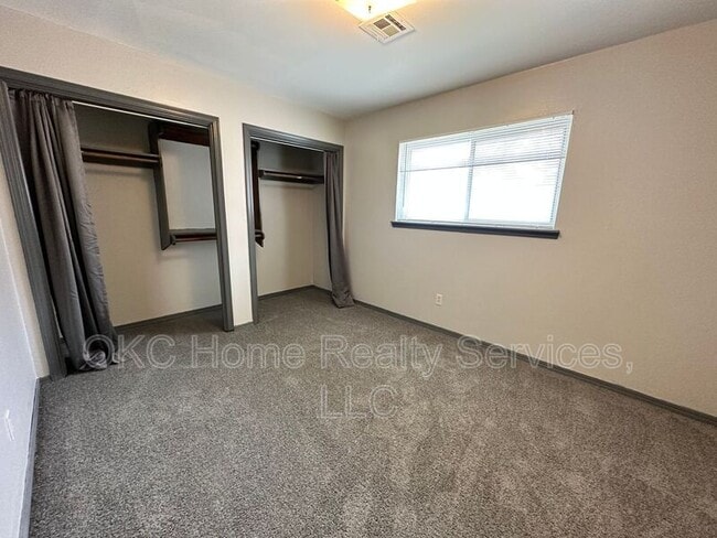 Building Photo - 1706 Surrey Pl