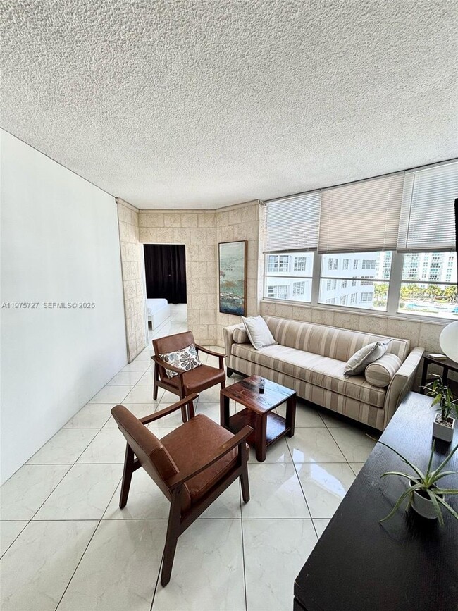 Building Photo - 905 Brickell Bay Dr