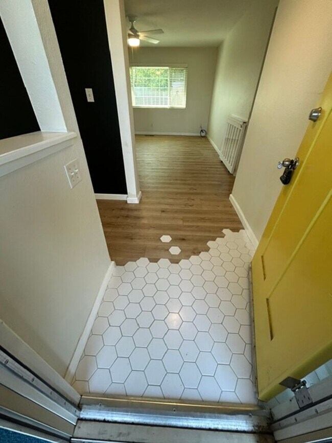 Building Photo - 2647 W Evergreen Ct