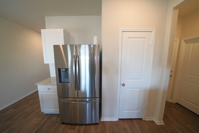 Building Photo - Like-New Home in Applewood Neighborhood. Realtor Commission: $600