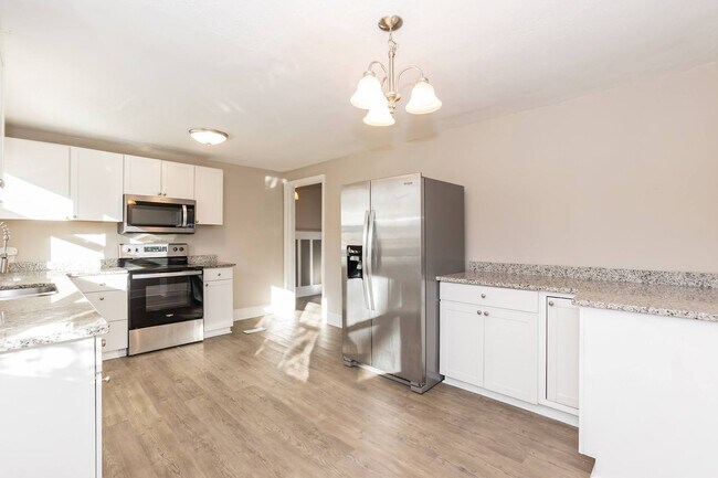 Building Photo - Gorgeous Move-In Ready Home