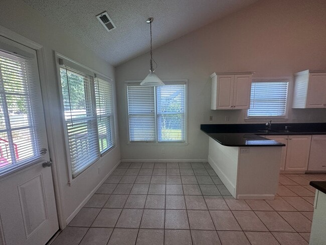 Building Photo - 633 N Hampton Rd