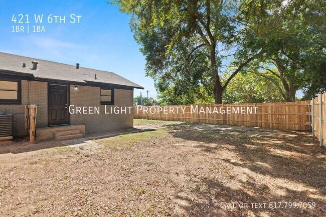 Building Photo - 421 W 6th St