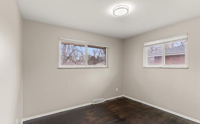 Building Photo - Freshly refreshed and move-in ready!