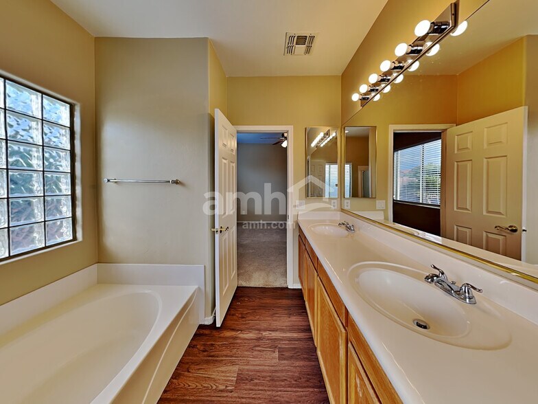 Building Photo - 174 E Corte Rancho Centro