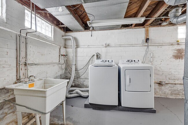 Building Photo - 3 BED 1 BATH SINGLE FAMILY HOME IN BEAUTIFUL SOUTH EUCLID