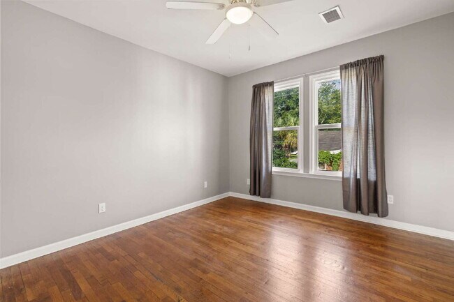 Building Photo - Renovated 3 Bed • 1.5 Bath Upstairs Unit -...