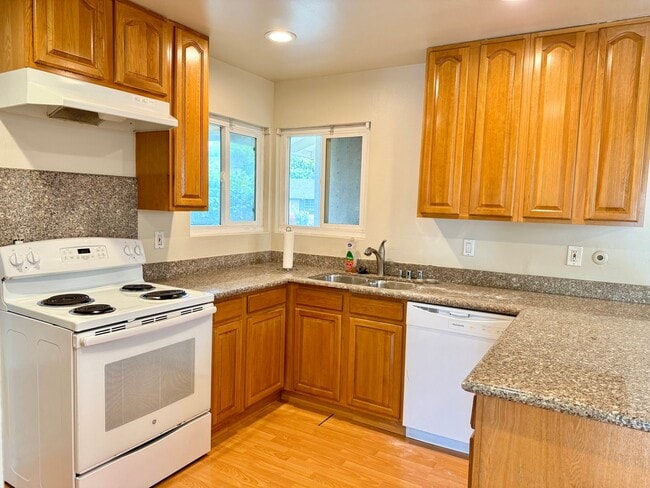 Building Photo - COMING SOON! $3,790 / 3 BR - 1528 S.F. VER...