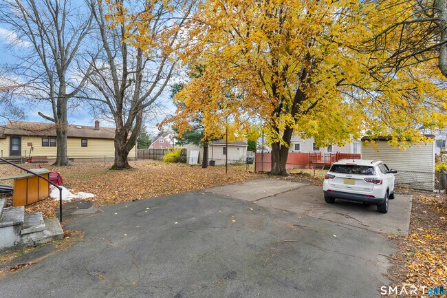 Building Photo - 5 Clover Hill Ave