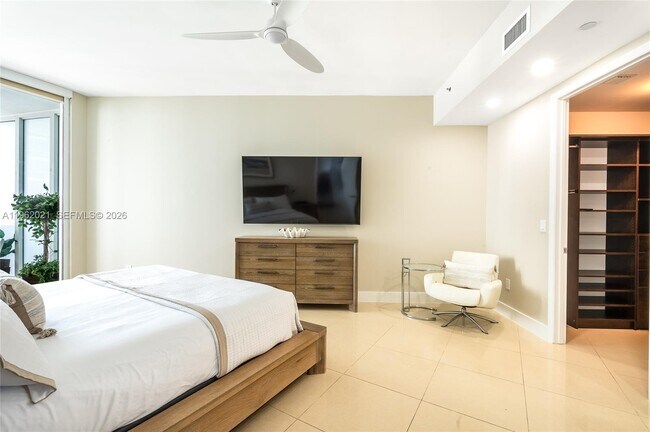 Building Photo - 15901 Collins Ave