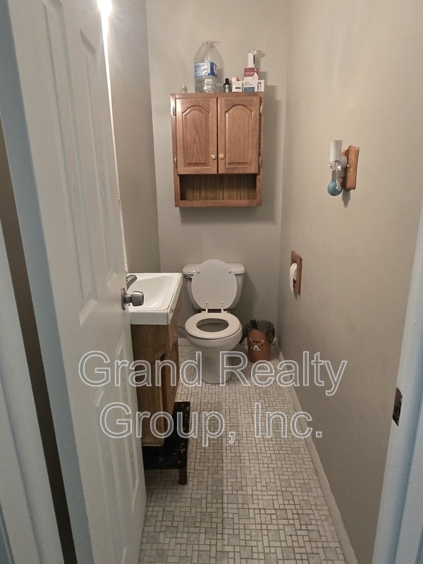 Building Photo - 25151 W Lincoln Dr