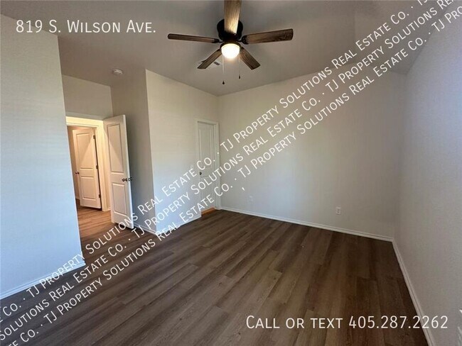 Building Photo - Three bedroom duplex in El Reno